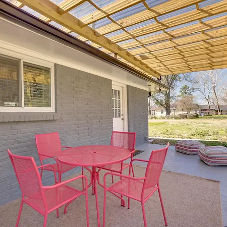 Pet-Friendly Tomball Cottage Steps To Downtown!